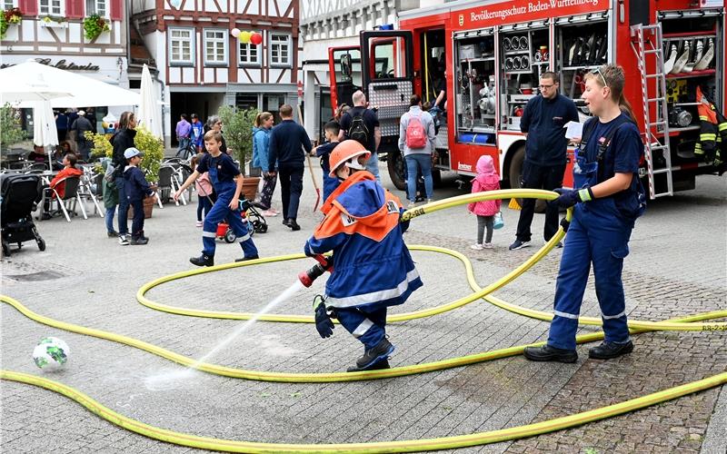 Schläuche und Feuerwehrautos faszinierten die jungen Besucher. GB-Foto: Holom