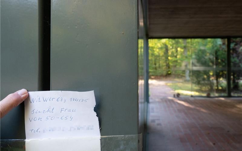 Schlichte Notiz mit tiefgehendem Inhalt: Ein verwitweter Mann aus einem Stadtteil von Herrenberg hat an der Aussegnungshalle auf dem Waldfriedhof einen Zettel mit Klebeband befestigt. Damit hofft der 68-Jährige, eine neue Frau zu finden. Das kleine Stück Papier mit wenigen handschriftlichen Zeilen hängt dort seit mehr als zwei Wochen – gemeldet hat sich bisher noch keine.GB-Foto: Vecsey