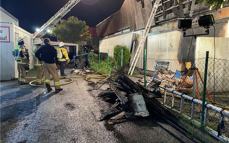 Dach von Böblinger Sex-Shop gerät in Brand Schlimmeres verhindern konnte die Feuerwehr in der Nacht auf Montag bei einem Brand im Böblinger Industriegebiet GB-Foto: SDMG/Dettenmeyer