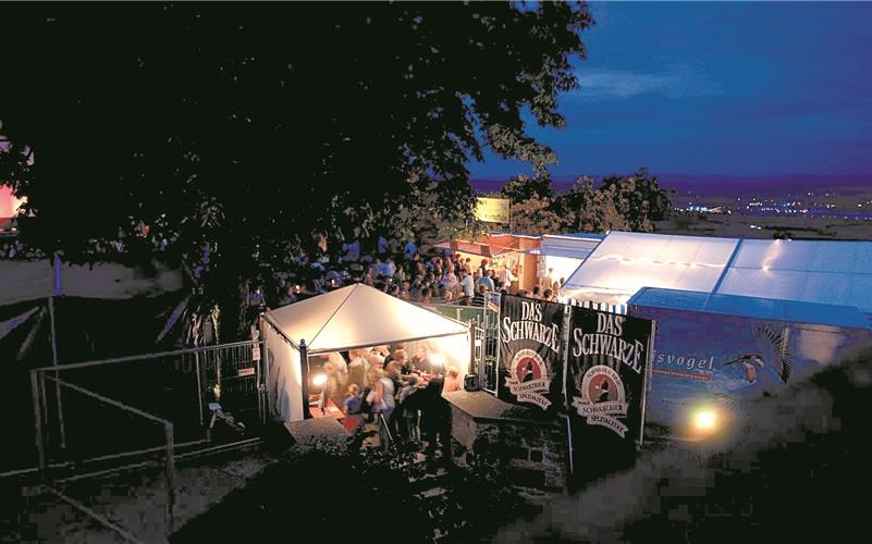 Doch Sommernachtskino
auf dem Schlossberg Herrenberg Seit Jahren ein Spektakel: Sommernachtskino auf dem Schloss
GB-Foto (Archiv): Schmidt