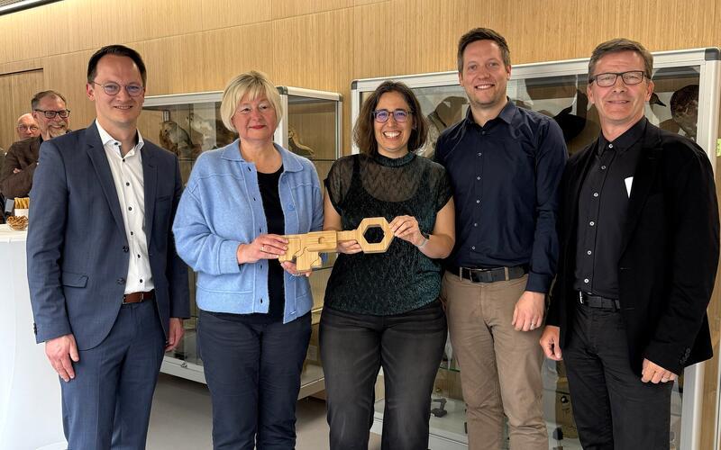 Schlüsselübergabe im Andreae-Gymnasium (von links): OB Nico Reith, stellvertretende Schulleiterin Diane Hertle-Kraus, Schulleiterin Judith Bentele sowie die Architekten Stefan Scheffler und Arne Rüdenauer. GB-Foto: Stadt Herrenberg