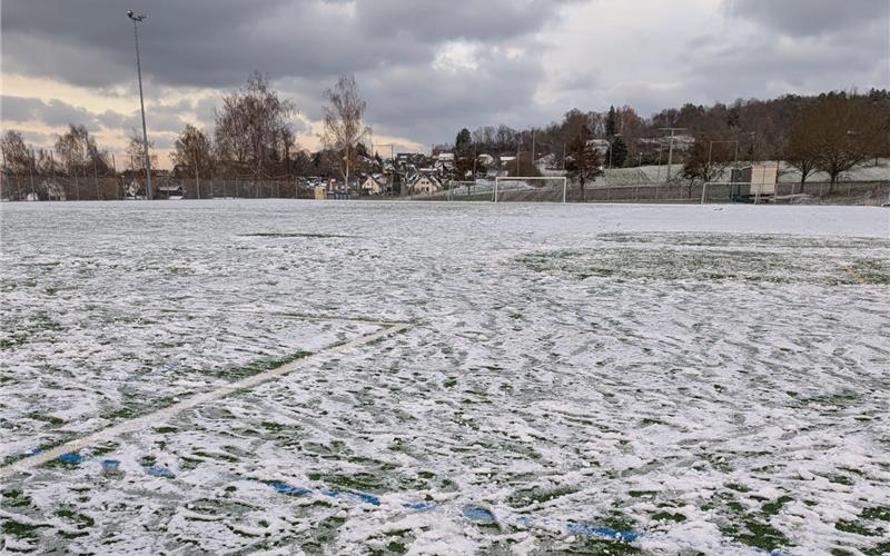 Schneebedeckt und zum Teil gefrorener Kunstrasenplatz in Rohrau: Gäu-Derby gegen den SV Nufringen wurde bereits gestern abgesagt. GB-Foto: Marcel Heller