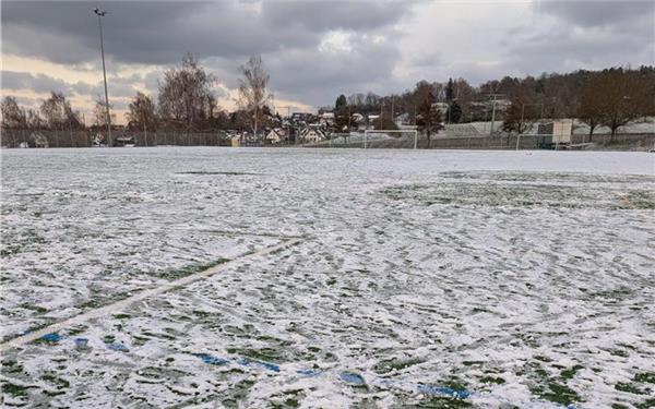 Schneebedeckt und zum Teil gefrorener Kunstrasenplatz in Rohrau: Gäu-Derby gegen den SV Nufringen wurde bereits gestern abgesagt. GB-Foto: Marcel Heller