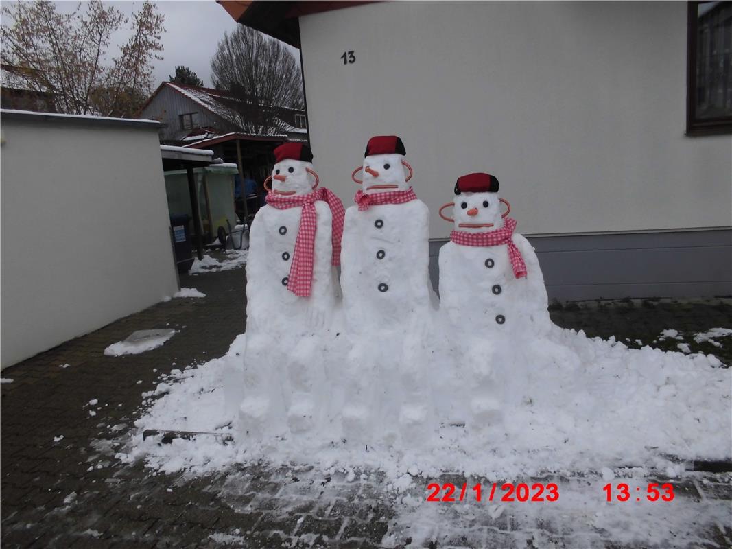 Schneemänner vor dem Haus.  Von Bernd Benkelmann aus Ammerbuch-Entringen.