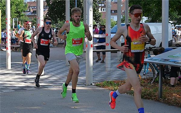 Schnell bildete sich beim Böblinger Stadtlauf eine Spitzengruppe heraus (von rechts): Kim Kristian Knapp (später Sieger über 5,5 Kilometer) sowie Nikolai Kronenwett (Zweiter über 10,2 Kilometer) und Tim Hofmann (Sieger über 10,2 Kilometer). GB-Foto: Reichert