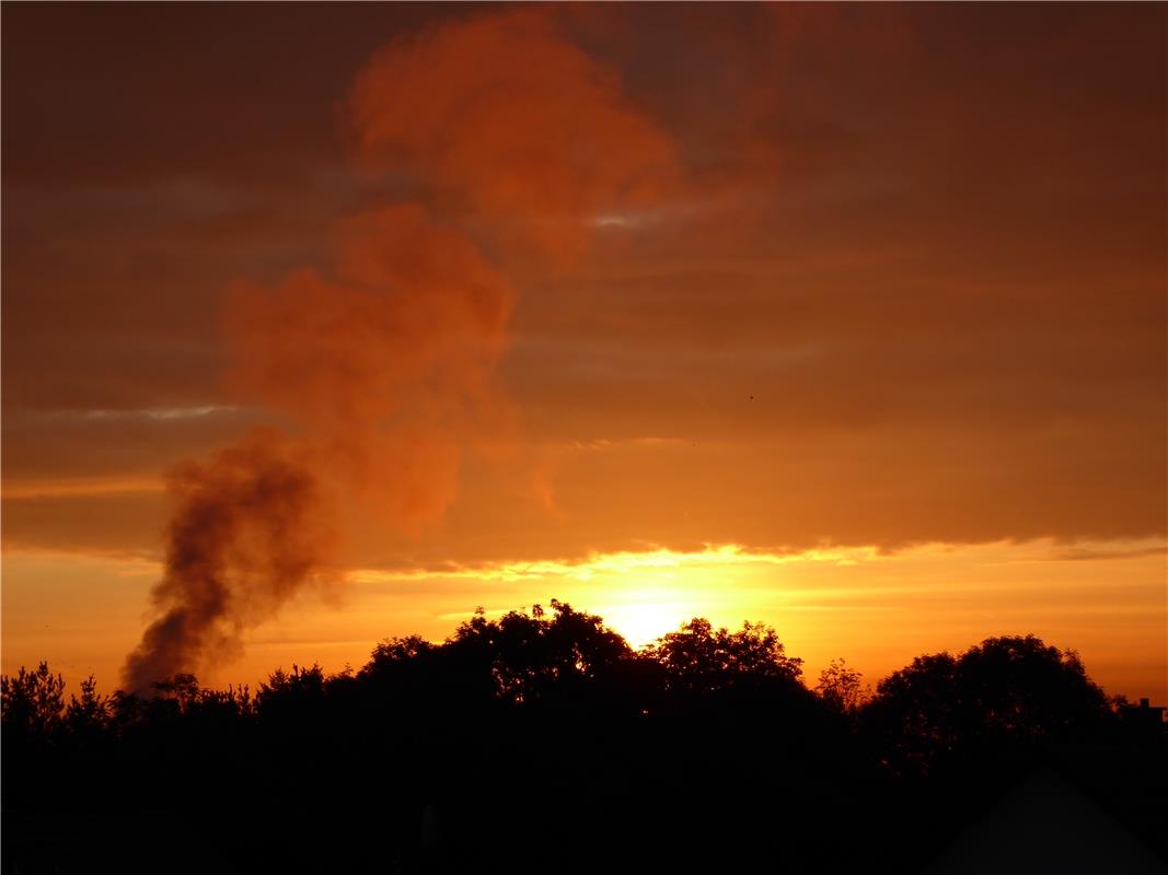 Schöner Sonnenaufgang in Haslach, wenn da nicht die Abgaswolke vom Asphaltwerk w...