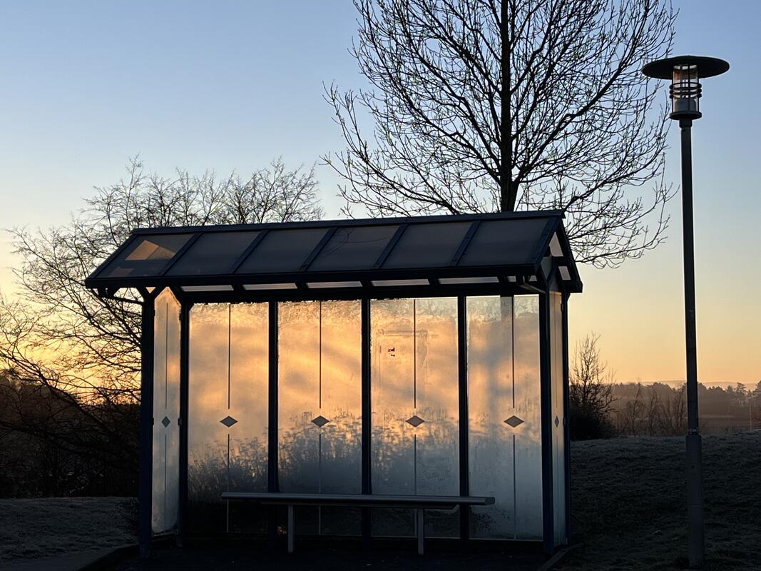 Schöner warten auf den Bus im Haltestellenhäuschen mit „Scherenschnitt“-Deko von...