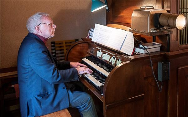 Schon 60 Jahre lang ist der heute 80-jährige Organist Roland Klink in der Kirche engagiert.GB-Foto: Schmidt