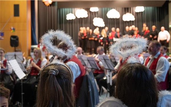 Schon die Adventszeit war voller Musik, wie hier, in der Gemeindehalle Mötzingen vor wenigen Tagen. Doch da kommt noch mehr. Auch während der Feiertage selbst bereichern viele Musiker die Weihnachtszeit. GB-Foto: Schmidt