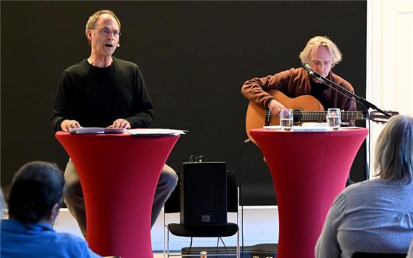 Schon fast ein „Heimkommen“: Zum vierten Mal schauten Rainer Imm (links) und Bernhard Mohl für eine musikalische Lesung in Gärtringen vorbei. GB-Foto: Holom