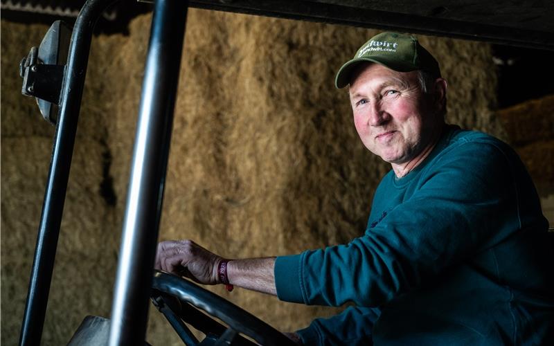 Schon lange ist er nicht mehr auf den Rollstuhl angewiesen: Landwirtschaftsmeister Traugott Herrmann sitzt hinter dem Steuer einer seiner diversen Maschinen.GB-Fotos: Schmidt