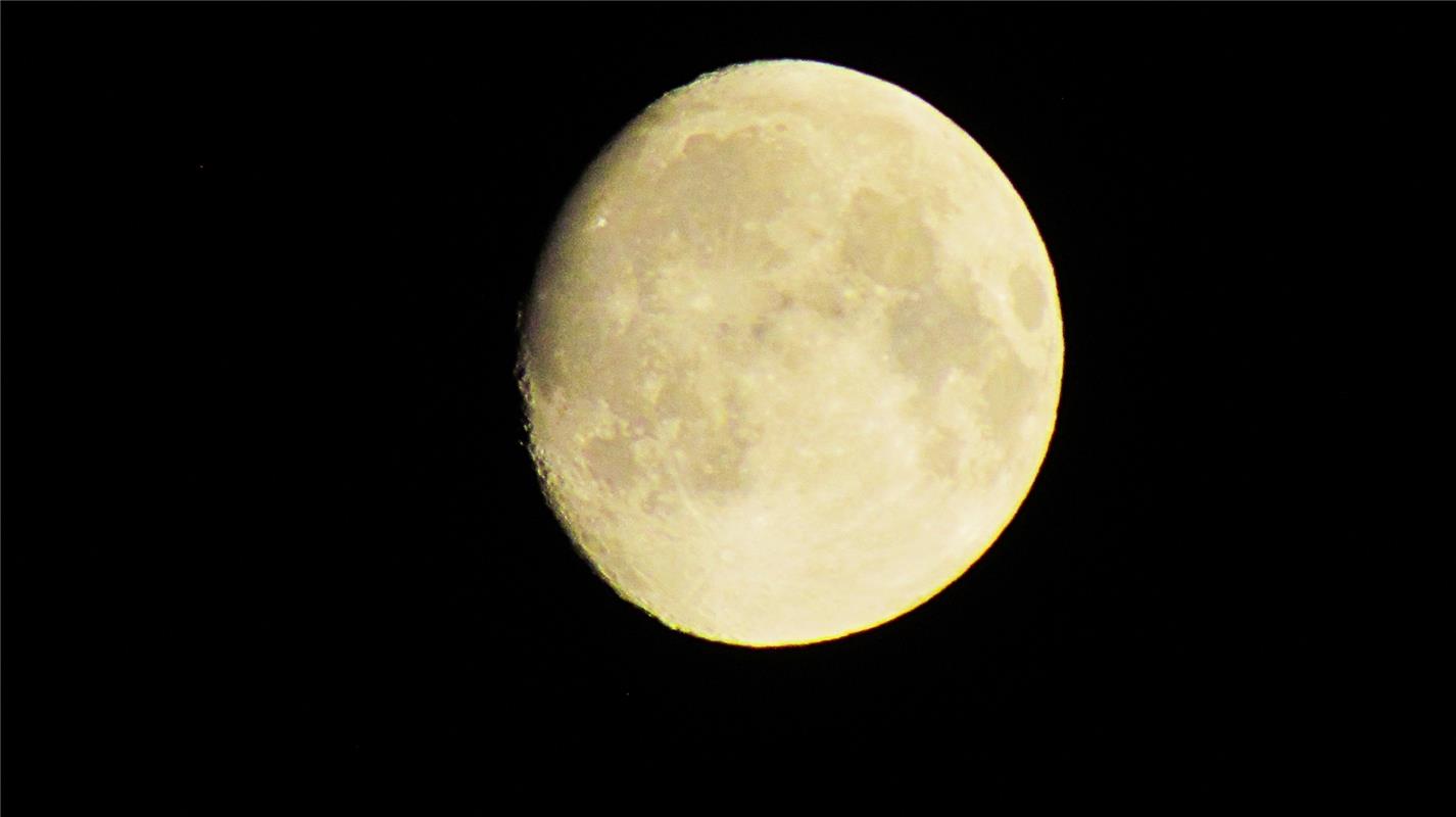 Schon wieder FAST Vollmond.  Von Frank Winter aus Nebringen.