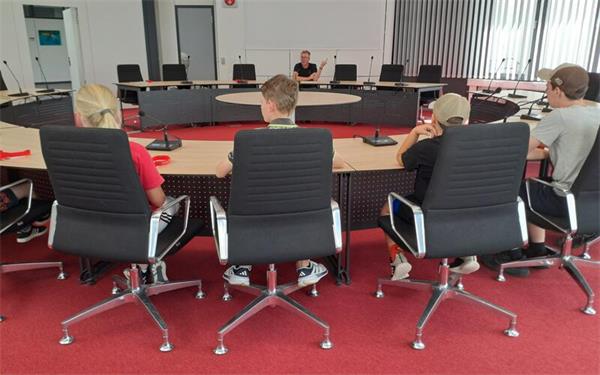 Schüler sind zu Besuch bei Bürgermeister Hans Michael Burkhardt