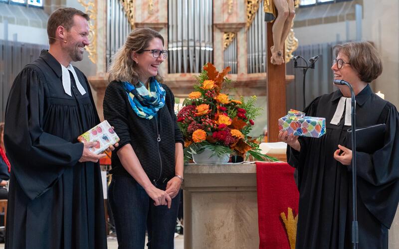 Schuldekanin Gudrun Bertsch überreichte dem Ehepaar Dominik und Silvia Löw ein Präsent zum Einstand. GB-Foto: Vecsey