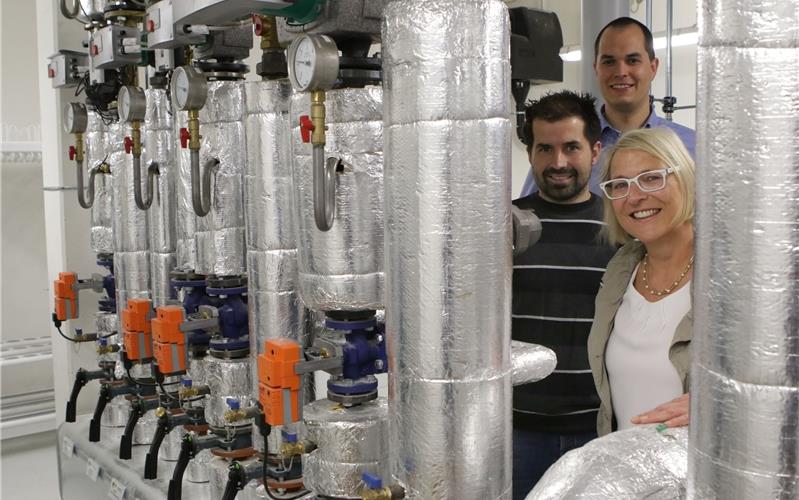 Schule mit innovativem Energiekonzept: Gretel Rauscher von der Gemeinde, Marcus Haischt und Alexander Ebinger (von unten nach oben) freuen sich darüberGB-Foto: Bäuerle