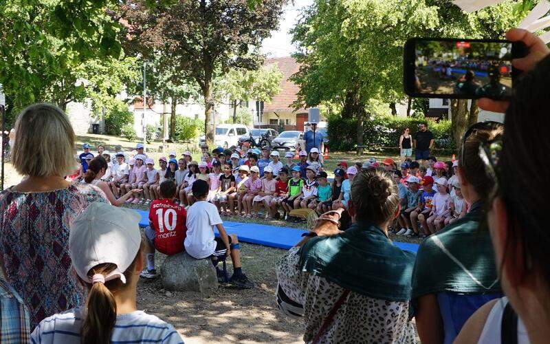Schulfest möglichst im Schatten: So lässt es sich aushalten.GB-Foto: Straub