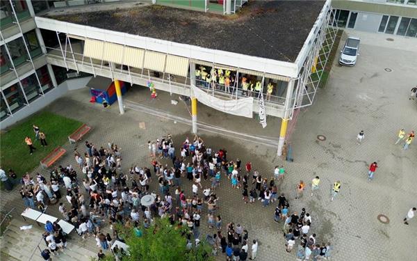 Schulhefte zerfleddert, Übungsaufgaben zerrissen