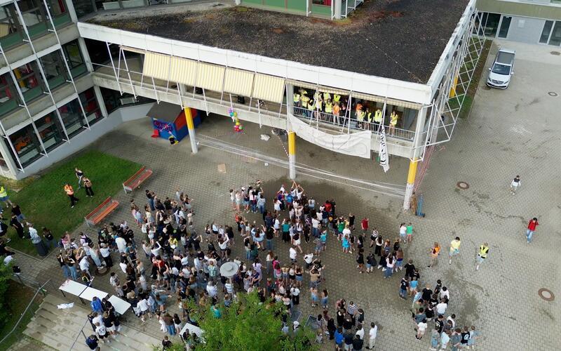 Schulhefte zerfleddert, Übungsaufgaben zerrissen