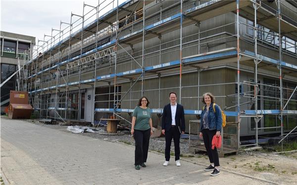 Schulleiterin Judith Bentele (links), Oberbürgermeister Nico Reith und Projektleiterin Sabine Lämmle vor der Baustelle des Andreae-Gymnasiums. Durch den Anbau erweitert sich die Nutzfläche um 2500 Quadratmeter. GB-Foto: Stadtverwaltung Herrenberg