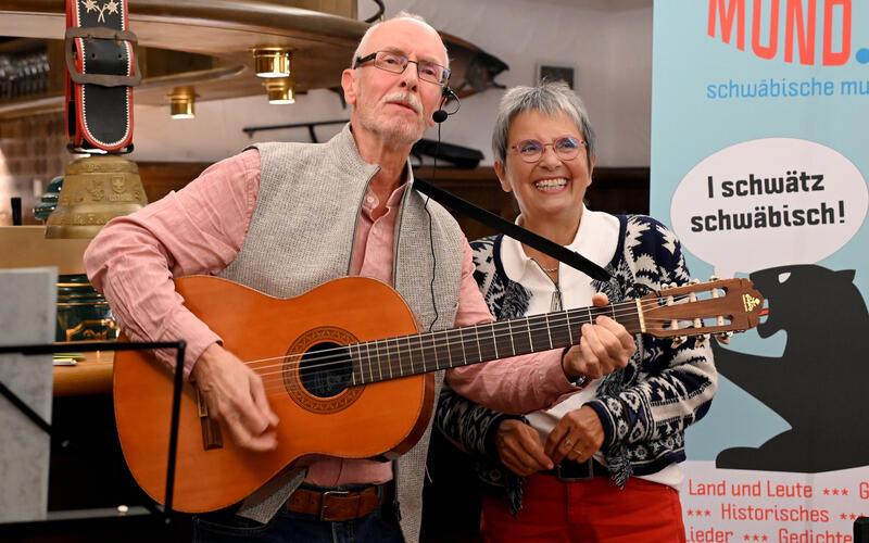 Schwäbische Mundart mit Roman Mangold und Gabi Weber-Urban im Herrenberger „Hasen“.GB-Foto: Holom