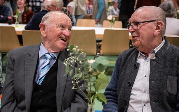 Schwätzle durch die Blume (Gerhard Bauer und Paul Schmid, gesehen in Jettingen) GB-Foto: Schmidt