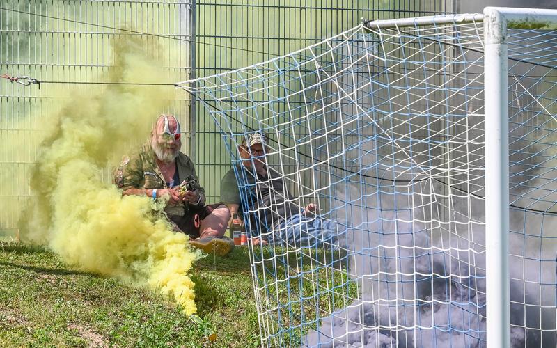 Schwarz-gelber Pyro-Rauch verströmten diese beiden Anhänger der Spvgg. Aidlingen auf dem Oberjesinger Sportplatz. Geholfen hat es den Aidlingern nicht: Sie spielen nach der Niederlage gegen den SV Rohrau weiter in der A-Liga.  GB-Foto: Vecsey