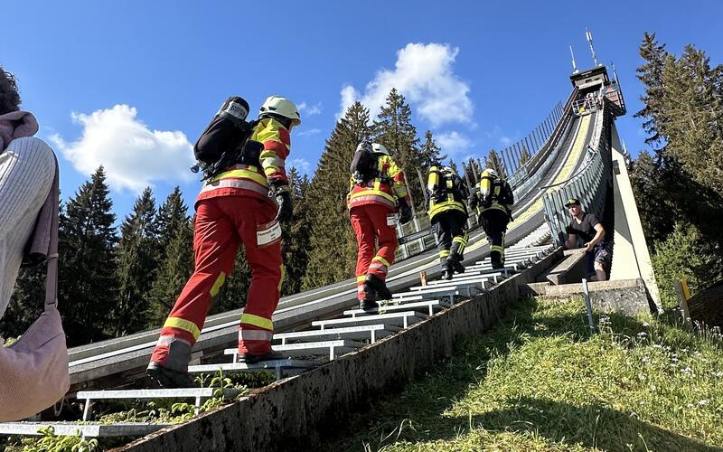Schweißausbrüche und Muskelkater gibt’s gratis zum Erfolgserlebnis dazu: Der Wettlauf auf die Schanze ist kein Spaziergang. 112 Höhenmeter sind zu überwinden.GB-Fotos: gb