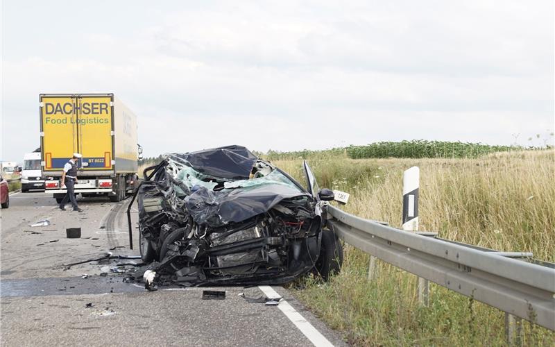 Pkw prallt frontal gegen Lastzug Schwerer Frontalzusammenstoß in MötzingenGB-Foto: SDMG/Dettenmeyer