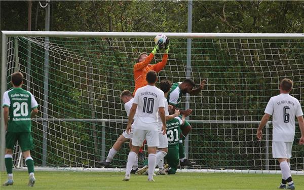 Schwerstarbeit für SVG-Keeper Pascal Ayasse, der hier den Ball festmacht. GB-Foto: amk