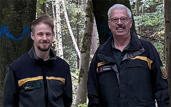 Sebastian Bäuerle (links) wird Nachfolger von Paul Erbacher im Forstrevier Böblingen. GB-Foto: Landratsamt Böblingen
