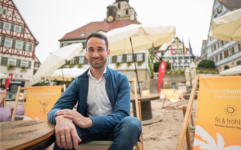Sebastian Lazar beim Herrenberger „StrandSommer“: Im Rathaus dahinter sitzt er an einer wichtigen Schaltstelle.GB-Foto: Vecsey
