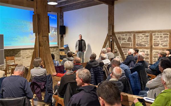 Sebastian Rudischer (hinten an der Wand) erklärt die Möglichkeiten von Batteriespeichern und bringt einige konkrete Ideen für Ammerbuch ins Spiel.GB-Foto: Straub