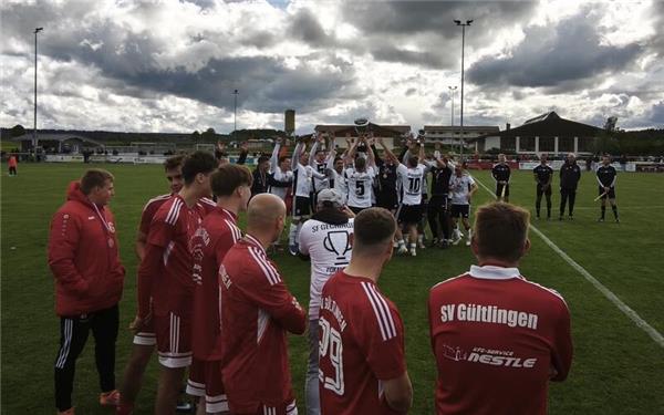 Sehnsüchtige Blicke Richtung Pokal: Die Enttäuschung war groß beim SV Gültlingen. GB-Foto: Zvizdiç