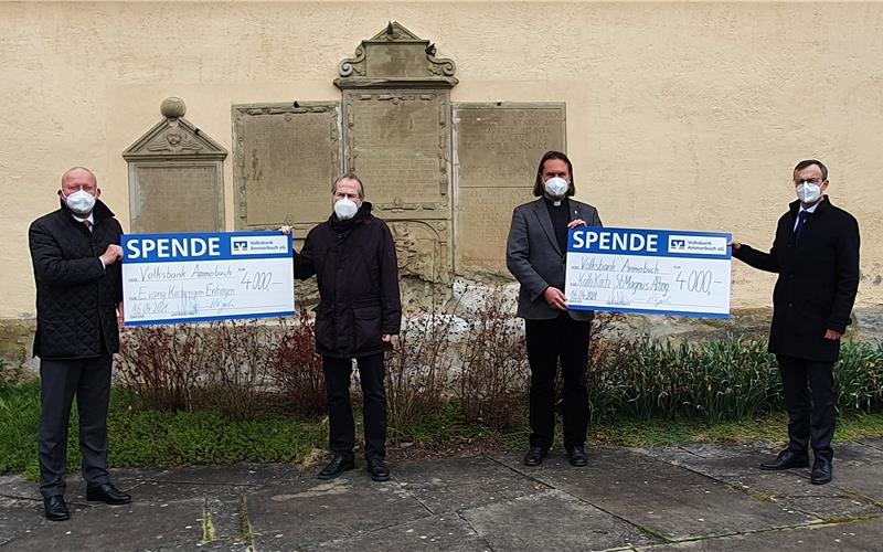 Sehr gefreut Sehr gefreuthaben sich die evangelische Kirchengemeinde Entringen und die katholische Kirchengemeinde Altingen über je eine Spende in Höhe von 4000 Euro von der Volksbank Ammerbuch für die Turmsanierung der Michaelskirche in Entringen und die Innensanierung der St.- Magnus-Kirche in Altingen. Die Spendensumme wird aus dem Spendentopf des VR-Gewinnsparens ermöglicht. Dabei gilt der besondere Dank den Sparern der Volksbank Ammerbuch, die monatlich mit ihrem Gewinnsparlos (zu je zehn Euro) neben ihren Gewinnchancen automatisch gemeinnützige Spenden der Volksbank im Geschäftsgebiet – also vor Ort – ermöglichen. 26000 Euro Gesamtspenden waren es im letzten Jahr. Die Pfahlgründung des Turms der Michaelskirche wird rund eine Million Euro kosten, wovon die Kirchengemeinde knapp die Hälfte aufbringen muss. Die Innenrenovierung der St.-Magnus-Kirche wurde im Dezember abgeschlossen. Mit der Spende kommt die Kirchengemeinde ihrem Soll an Spendenaufkommen einen großen Schritt näher. Auf dem Bild sind zu sehen (von links) Volksbank-Vorstand Marco Salzbrunn, Pfarrer Frank-Albrecht Schirm, Pfarrer Martin Uhl und Volksbank-Vorstand Stefan Hägele.GB-Foto: Volksbank Ammerbuch/D. Heilig