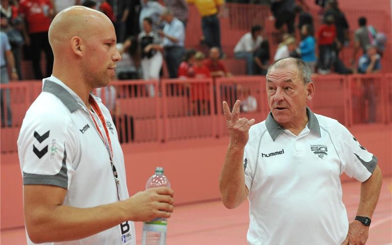 Sein Wort hatte Gewicht: Peter Kiener im Gespräch mit SG-Coach Axel Kromer, heute DHB-Sportdirektor, beim ersten Zweitliga-Spieltag in der Saison 2010/11, den die SG H2Ku damals in der Tübinger Paul-Horn-Arena bestritt. GB-Foto (Archiv): Schmidt