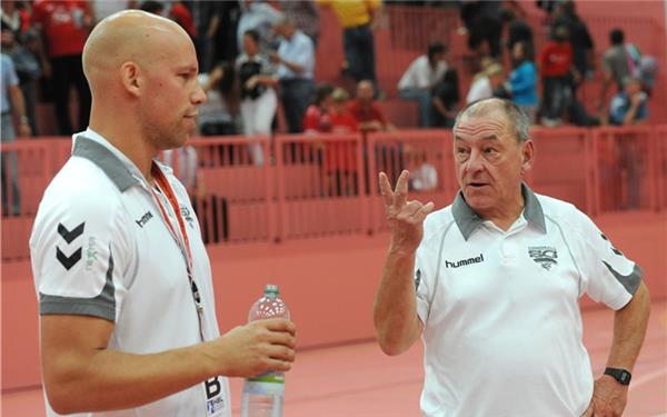 Sein Wort hatte Gewicht: Peter Kiener im Gespräch mit SG-Coach Axel Kromer, heute DHB-Sportdirektor, beim ersten Zweitliga-Spieltag in der Saison 2010/11, den die SG H2Ku damals in der Tübinger Paul-Horn-Arena bestritt. GB-Foto (Archiv): Schmidt
