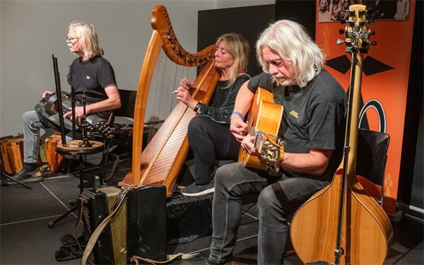 Seit 1975 tritt das Trio „An Erminig“ gemeinsam auf – und schaute am Freitag in Gärtringen vorbei. GB-Foto: Vecsey