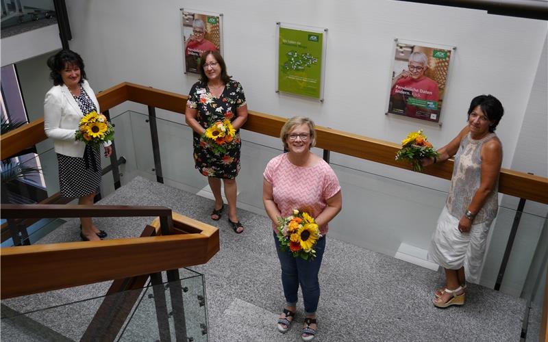 Seit 25 Jahrenberaten, betreuen und informieren Birgit Hofacker, Marion Derka, Yvonne Steegmüller und Gisela Lemke die Versicherten und Firmenkunden der AOK Stuttgart-Böblingen. Bei einer betriebsinternen Feier in Sindelfingen würdigte Geschäftsführer Christian Kratzke die Jubilarinnen für ihre Arbeit bei der Gesundheitskasse. „Ihr engagierter Einsatz in der Kundenbetreuung ist ein unverzichtbarer Mosaikstein für den Erfolg der AOK – denn Sie sind die Ansprechpartnerinnen für die Menschen vor Ort“, bekräftigte der Chef der AOK-Bezirksdirektion Stuttgart-Böblingen. Das Foto zeigt (von links) Birgit Hofacker, Marion Derka, Yvonne Steegmüller und Gisela Lemke. gb/GB-Foto: gb