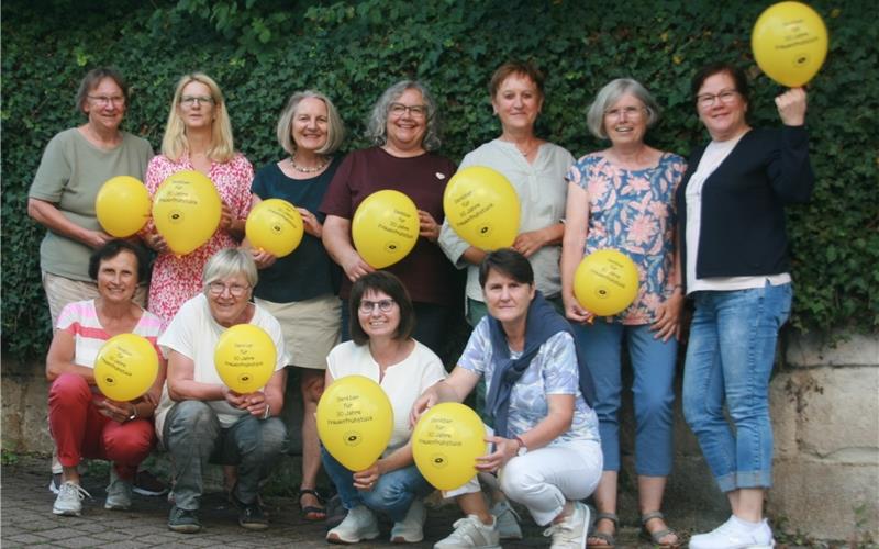 Seit 30 Jahren organisiert ein Team das Frauenfrühstück: (hintere Reihe von links) Karin Schulz, Heike Maisch, Birgit Gußmann,Beatrice Weber, Gretel Sindlinger, Ingrid Schneider und Gerti Orendi. Und in der vorderen Reihe (von links): Gabi Brenner, Irmtraud Seuffert, Sabine Bross und Bärbel Wolf.GB-Foto: gb