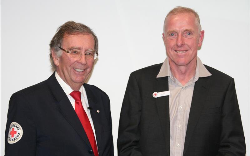 Seit 40 Jahren in der DRK-Rettungswache Herrenberg aktiv ist Martin Bürkle (rechts). Präsident Michael Steindorfner ehrte ihn für diesen besonderen Dienst in der Gesellschaft