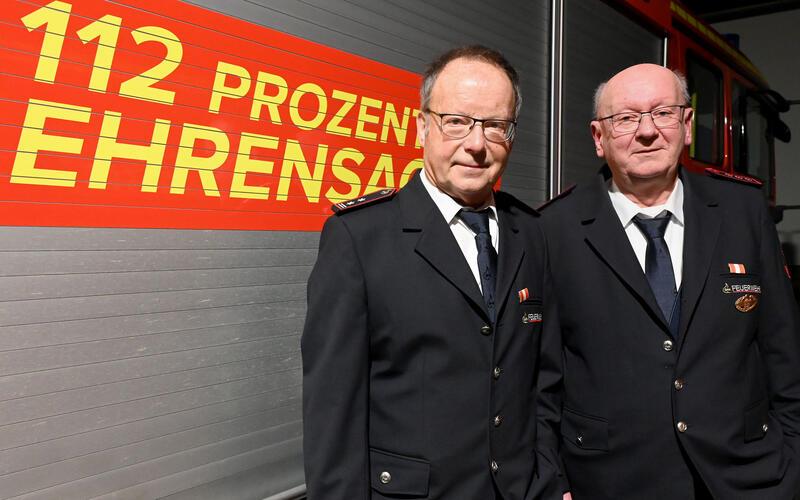Seit 50 Jahren gehören sie zur Feuerwehr in Kayh: Adolf Ugele (links) und Gerhard Schneider.GB-Foto: Holom