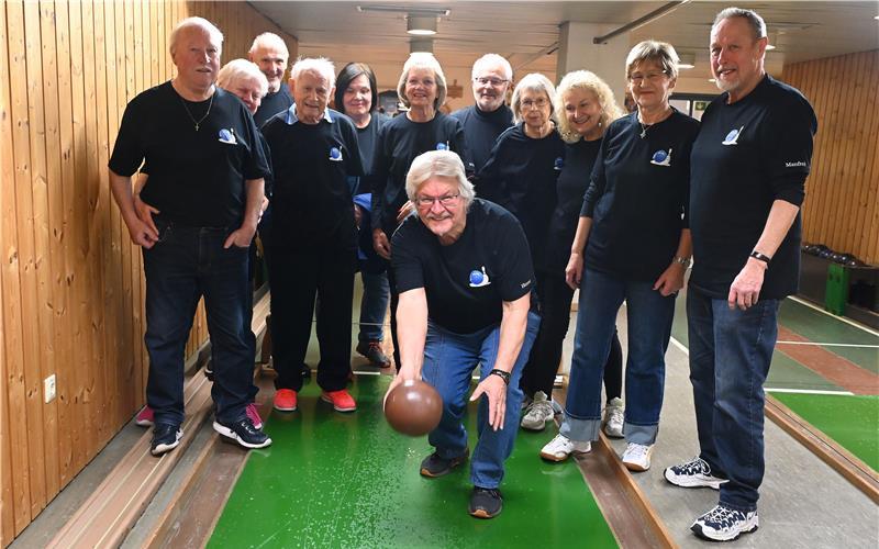 Seit 50 Jahren geht die Kugel auf ihre Reise: Gründungsmitglied Horst Roßmann beim Wurf. GB-Foto: Holom