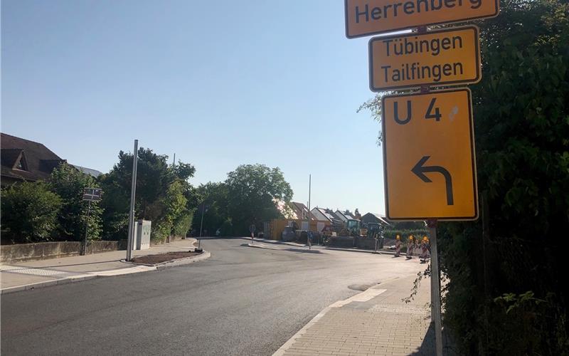 Seit Wochenbeginn ist die Stuttgarter Straße in Richtung Nebringen wieder für den Verkehr freigegeben, die innerörtliche Umleitung nach Tailfingen bleibt aber bestehen. GB-Fotos: gb