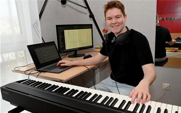 Seit dem 13. Lebensjahr komponiert Melissa Flettner aus Bondorf in der Freizeit Musikstücke. GB-Foto: Holom