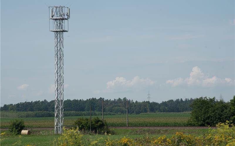 Seit einem Jahr ist der Mobilfunkmast am östlichen Rand Öschelbronns aktiv, das Telekom-Netz im Ort aber nicht besser. GB-Foto: Vecsey