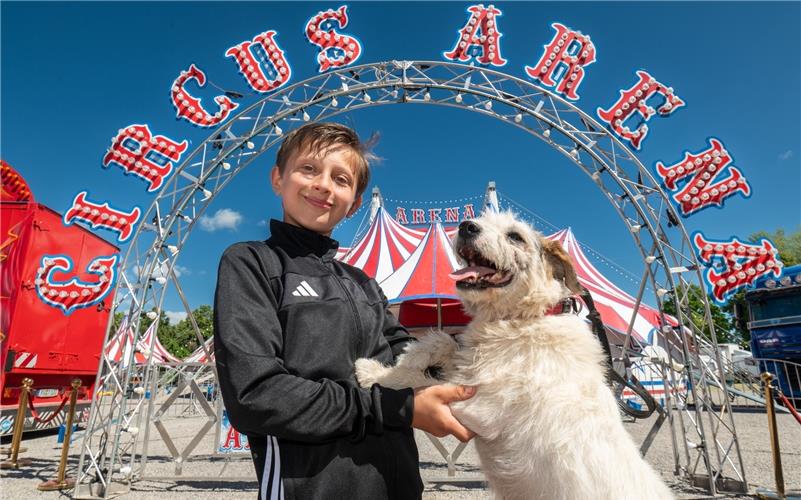 Seit einem halben Jahr begeistert der Nachwuchs-Artist Santino Frank als Hunde-Dresseur die Besucher im Circus Arena. Hier gastiert er in Herrenberg auf dem Festplatz. GB-Foto: Vecsey