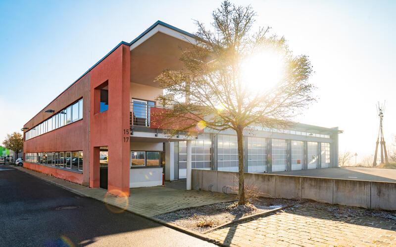 Seit einigen Monaten wird das Feuerwehrhaus in Nebringen umgebaut – die Arbeiten sind im Zeitrahmen. GB-Foto: Vecsey