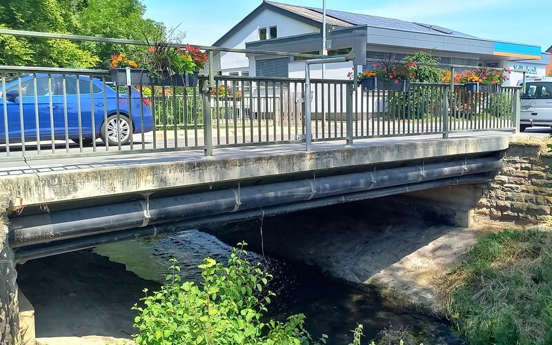 Seit mehr als sieben Jahrzehnten gehen und fahren Menschen und Fahrzeuge über die kleine Brücke gleich neben der Volksbank. Unter ihr verläuft eine Vielzahl von Versorgungsleitungen, etwa für Gas, Strom und Internet. GB-Foto: Schnurr