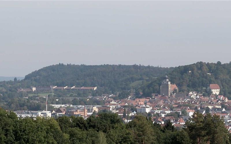 Seit über 30 Jahren erfasst Wolfgang Roos Zahlen, Daten und Fakten zum Wetter in Herrenberg und im Gäu. Damit kann der heute 71-Jährige, der einst am Andreae-Gymnasium unterrichtete, ein genaues Bild des Klimas und dessen Wandels zeichnen. GB-Fotos: Roos, Apisit - stock.adobe.com