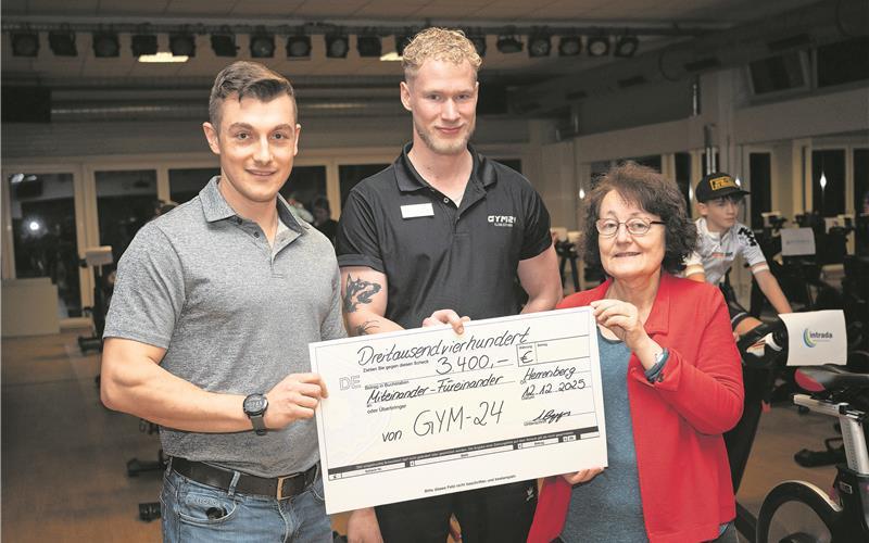 Seit vielen Jahren veranstaltet das Gym-24 in Gültstein einen Wohltätigkeitsmarathon für die „Gäubote“-Weihnachtsaktion – so auch am vergangenen Wochenende (der „Gäubote“ berichtete). Adrian Beggers und Nicolas Andres (von links) überreichen hinterher Ulrike Altherr vom Arbeitskreis den Spendenscheck, der von 3400 noch auf 4291 Euro aufgestockt wurde.GB-Foto: Schmidt